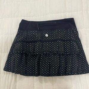Lululemon vintage black+white ruffle skirt! SIZE 2! great condition W/ TEAR TAG